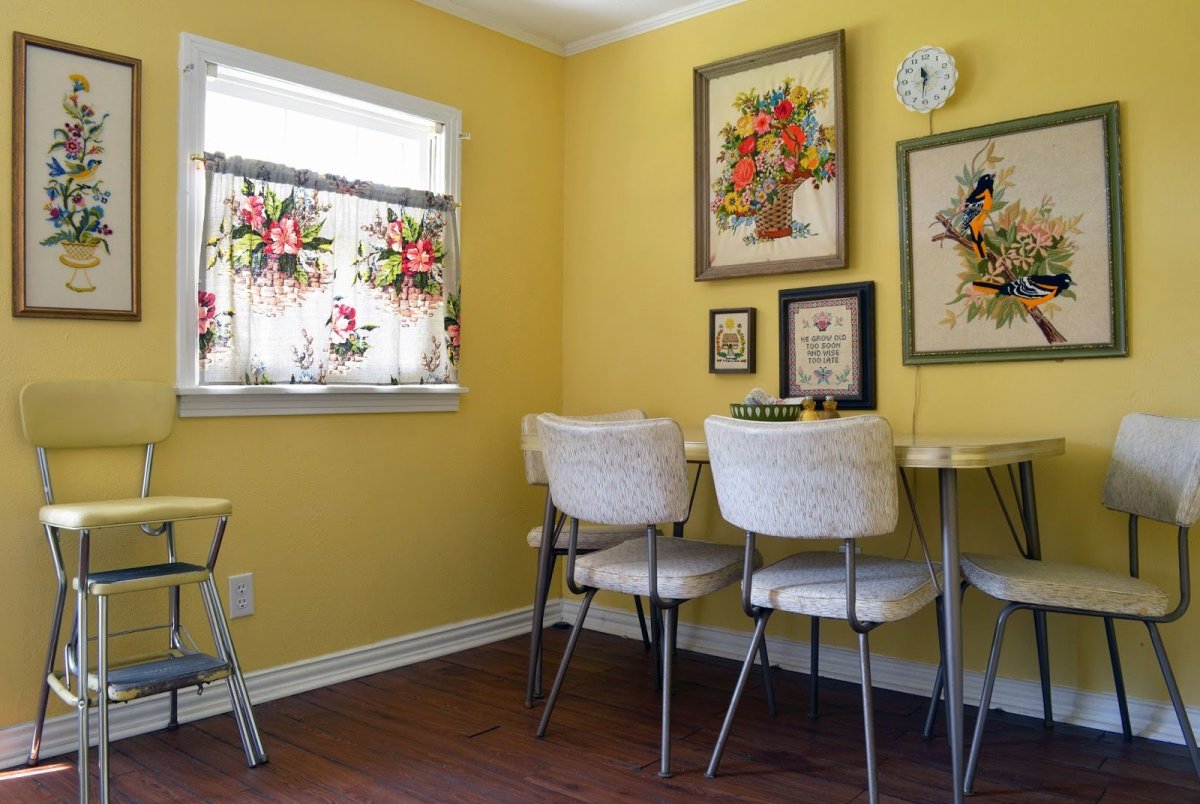 Желтые стены в интерьере кухни