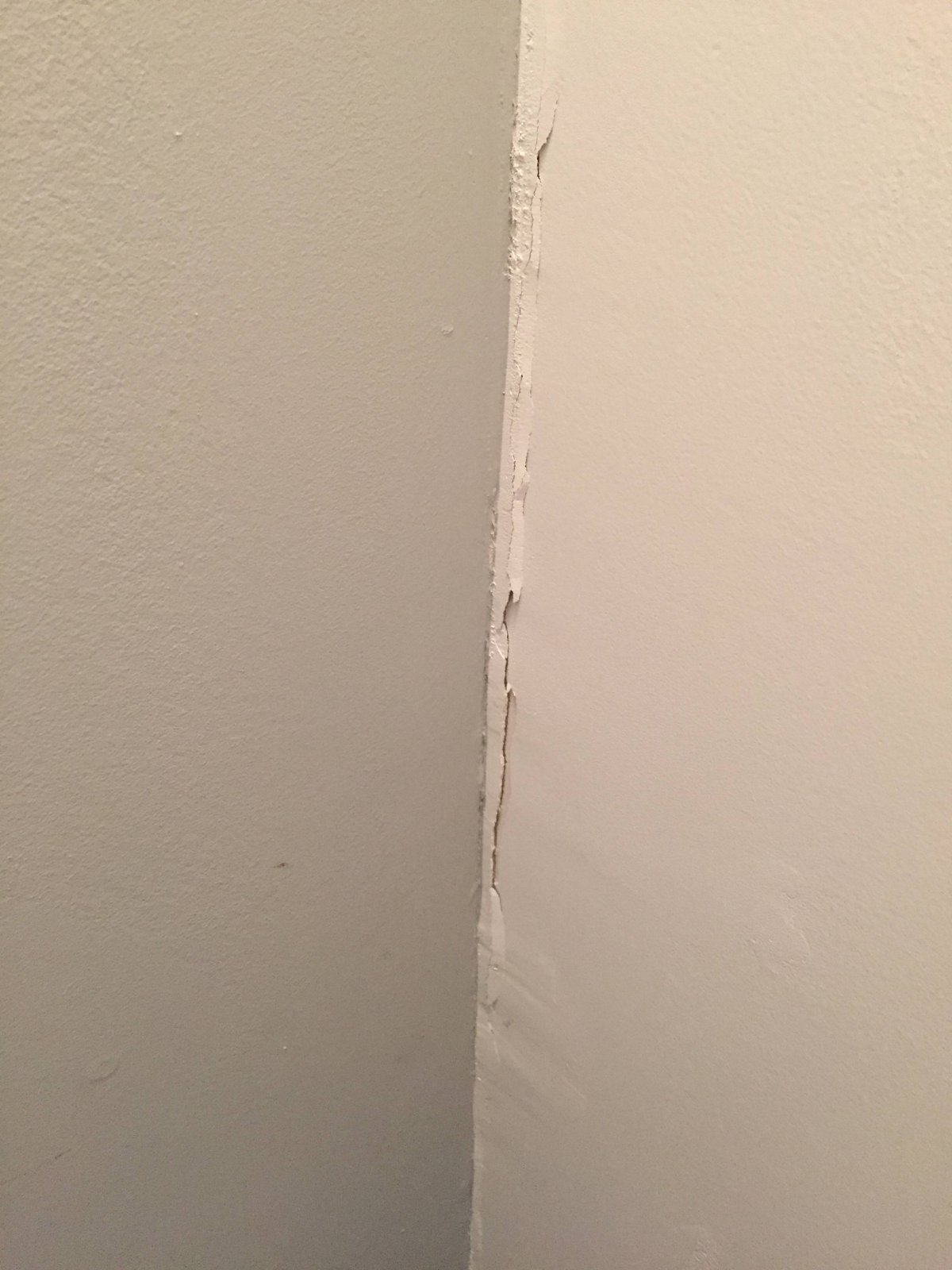 Углы декоративным камнем