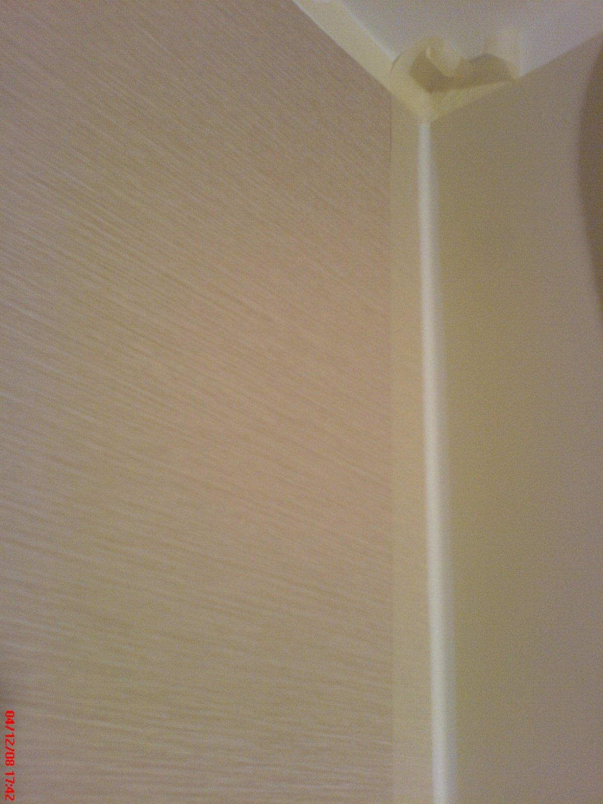 Уголок для стыка обоев