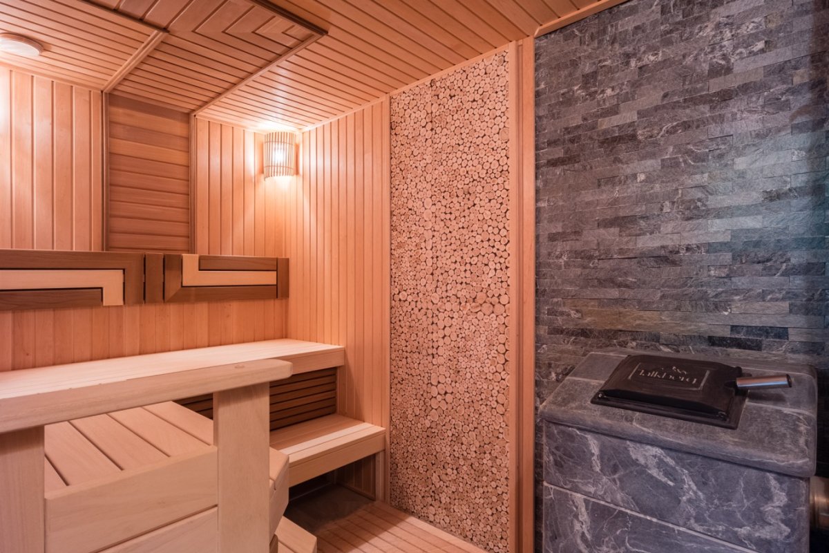 Парная из спилов можжевельника