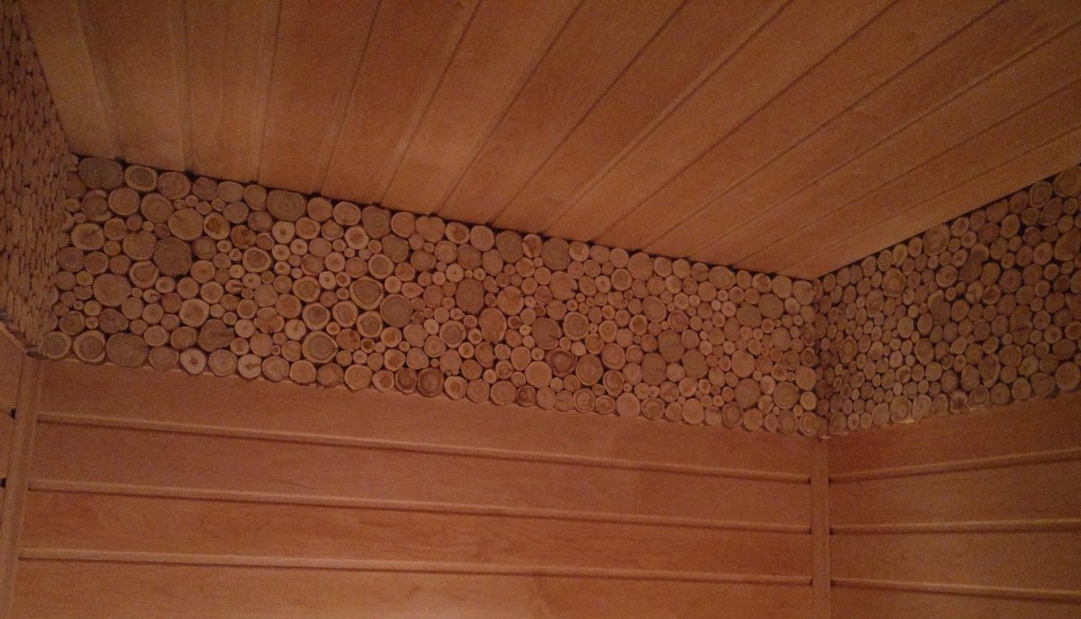 Отделка стен спилами дерева