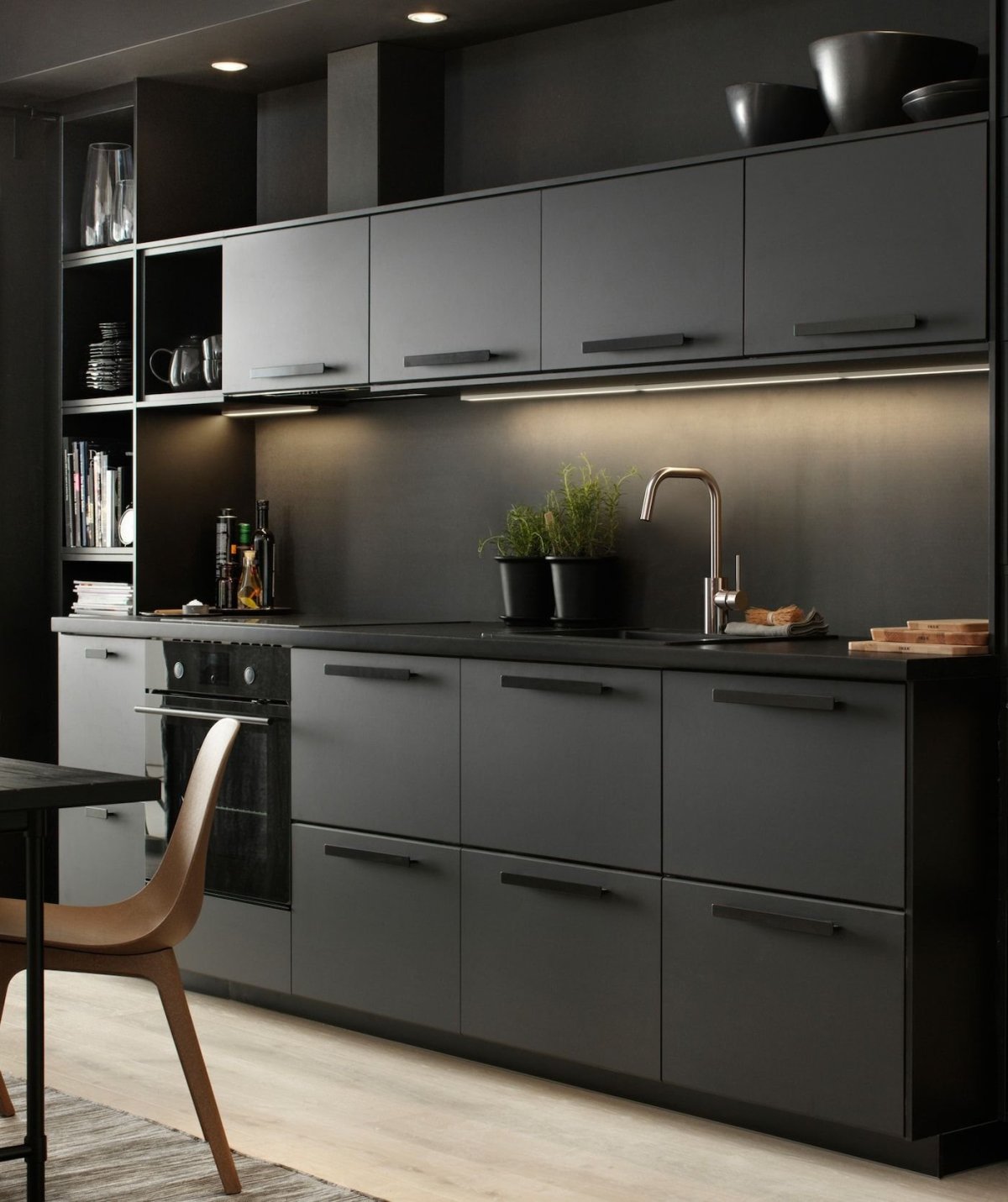 Маленькая кухня в черном цвете