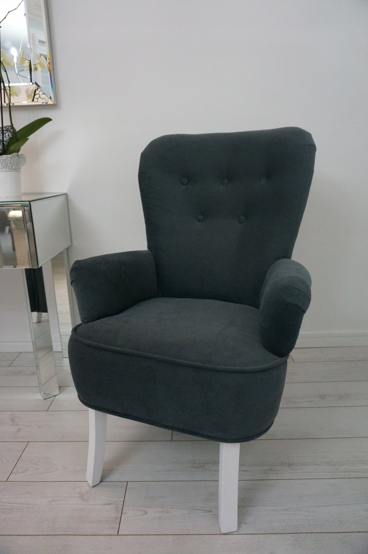 Кресло с каретной стяжкой в интерьере