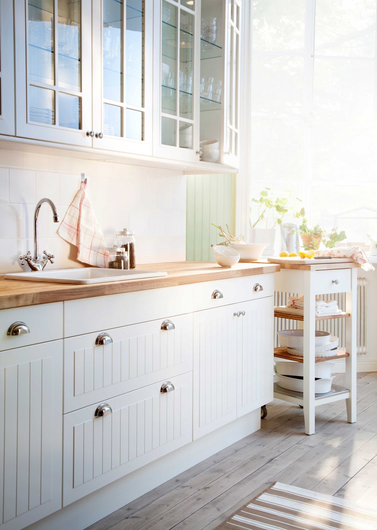 Кухня Рингульт икеа в интерьере с деревянной столешницей