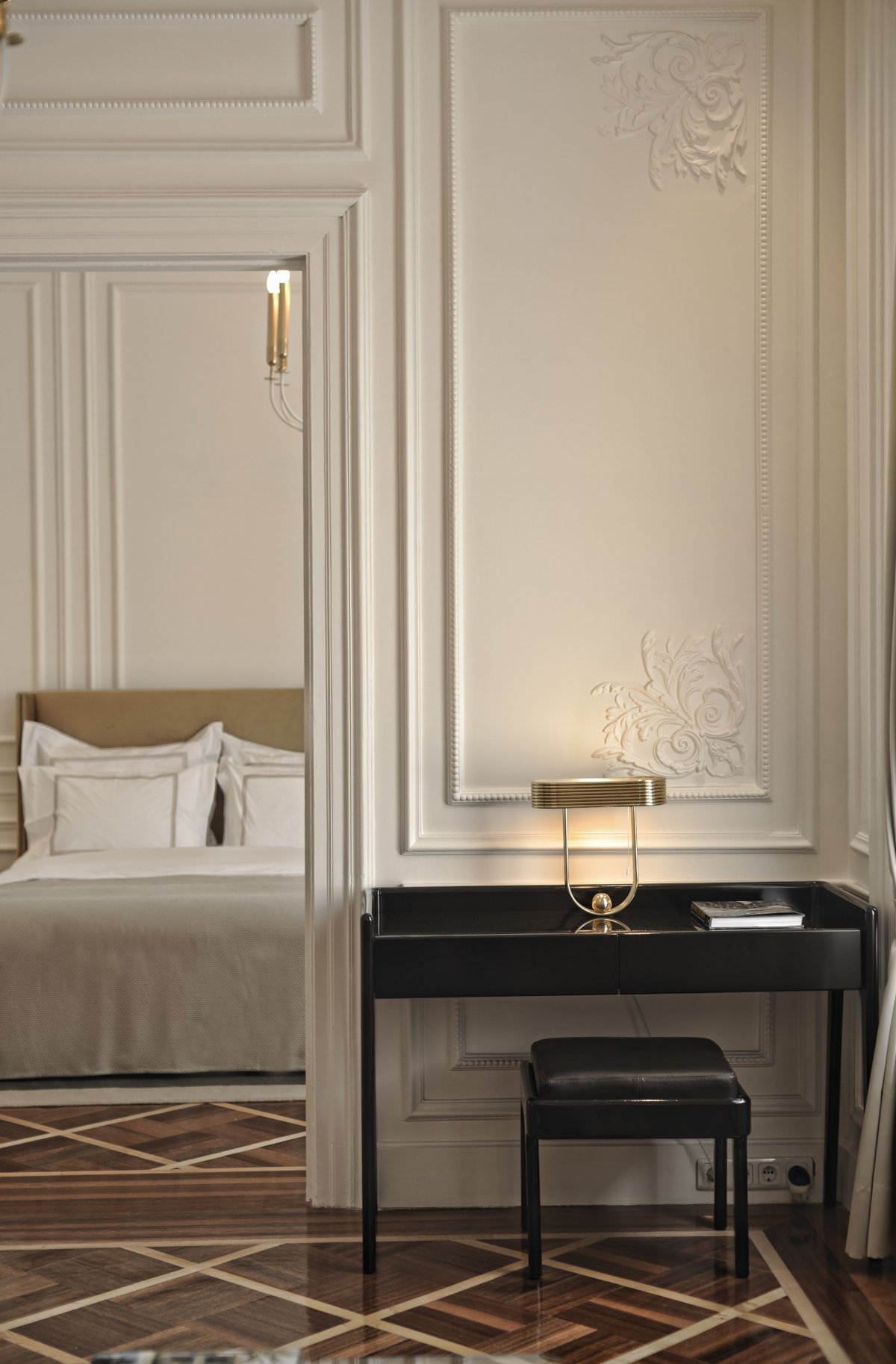 Мебель с лепниной