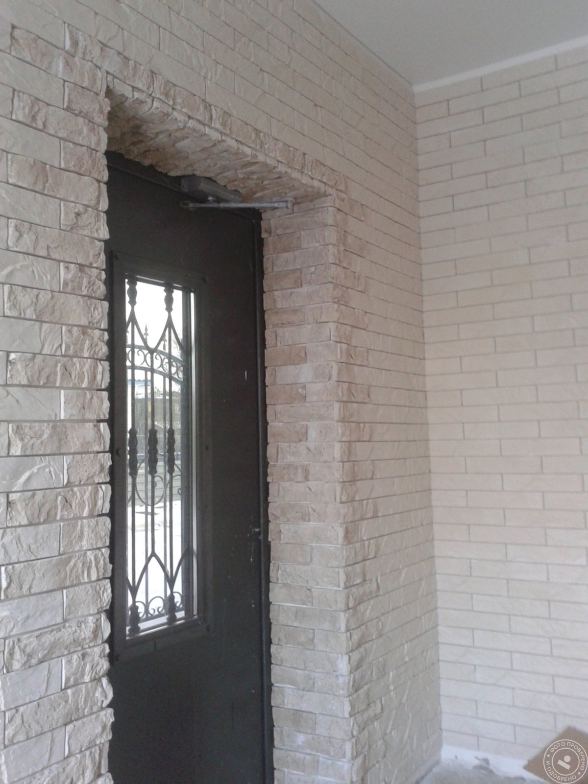 Отделка декоративным камнем в квартире