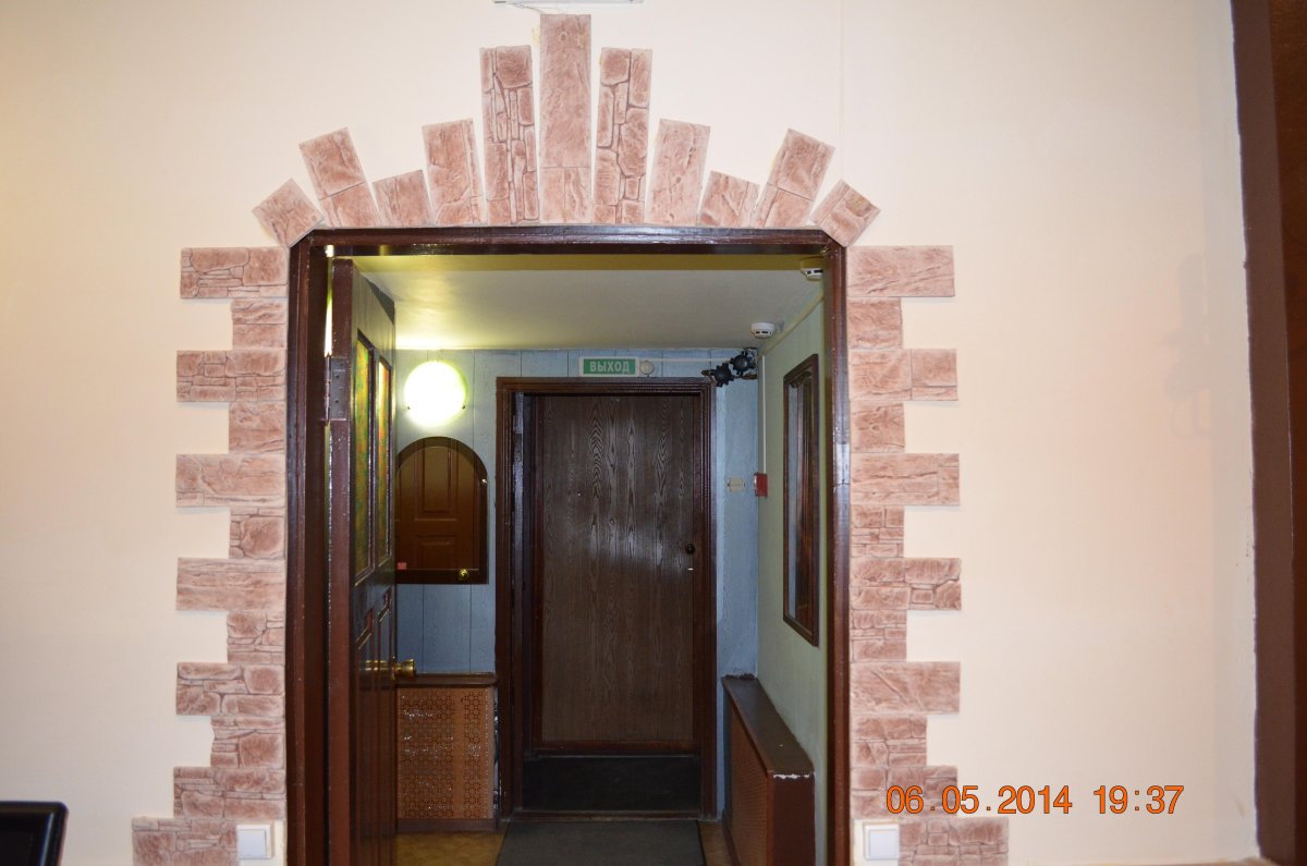 Отделка искусственным камнем дверных проемов