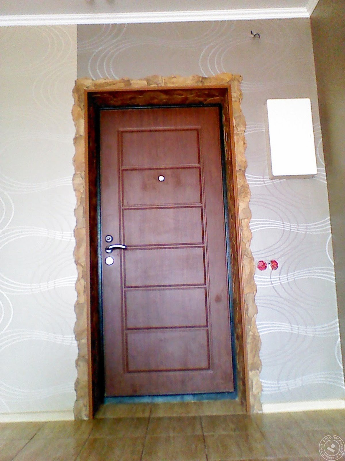 Отделка дверного проема декоративным камнем