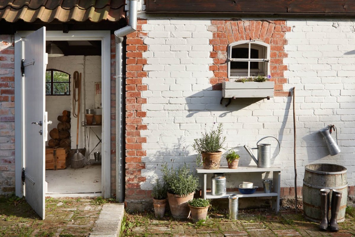 Маленький кирпичный сарай