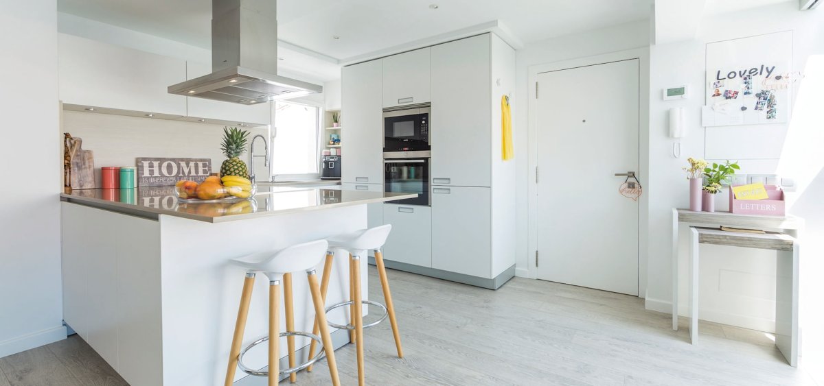 Кухня без верхних шкафов мрамор