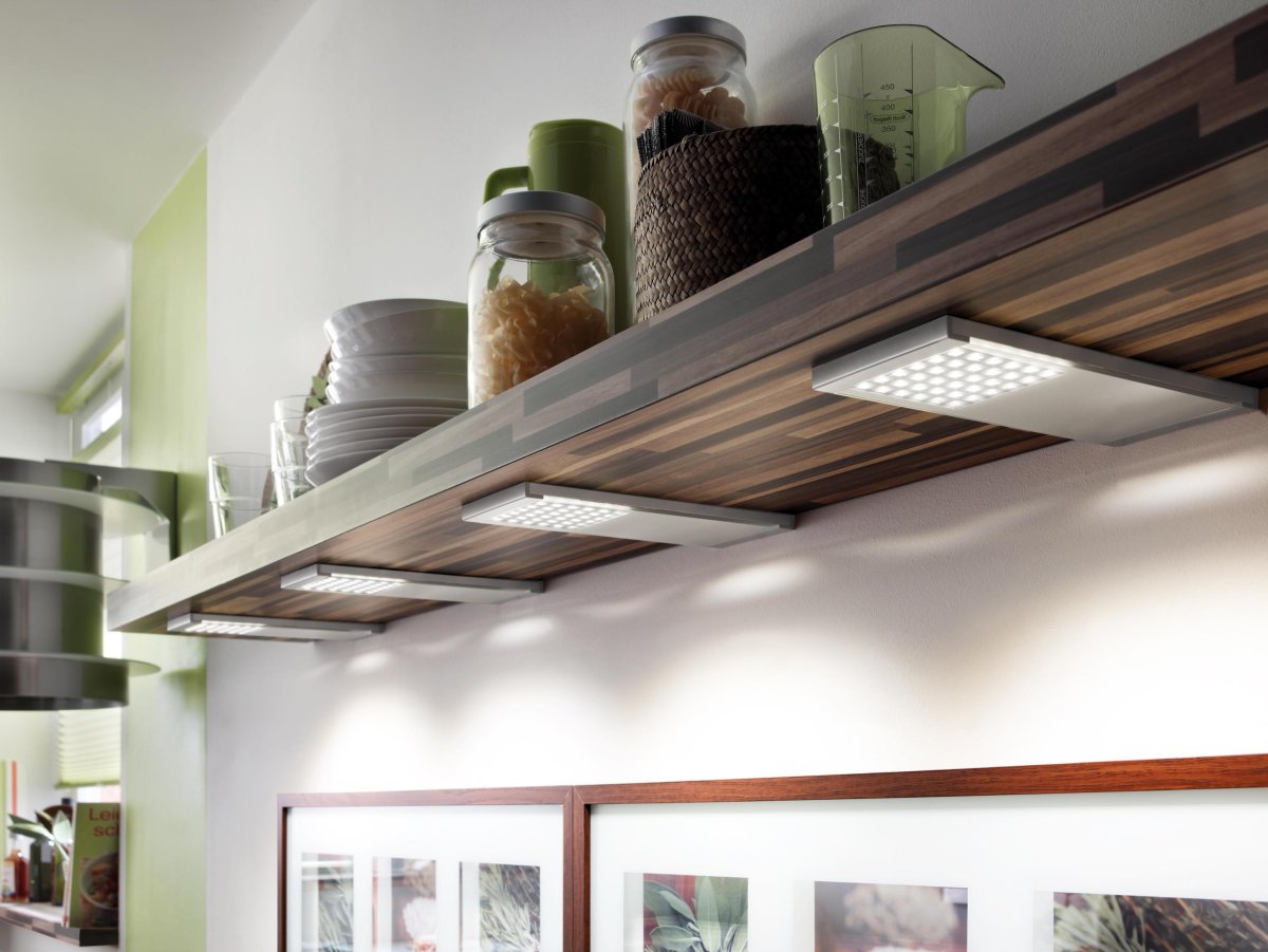 Открытая кухонная полка с подсветкой