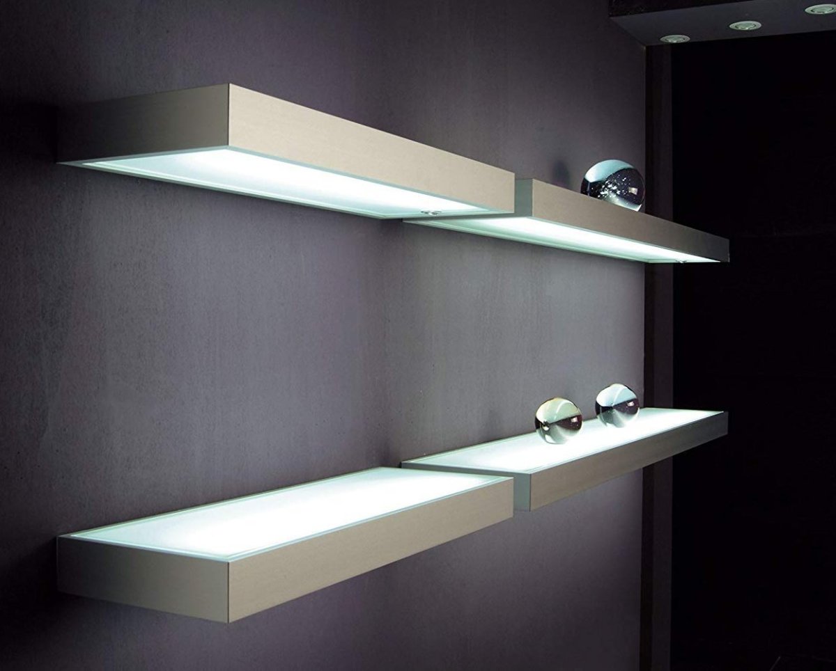 Полки с подсветкой на кухне