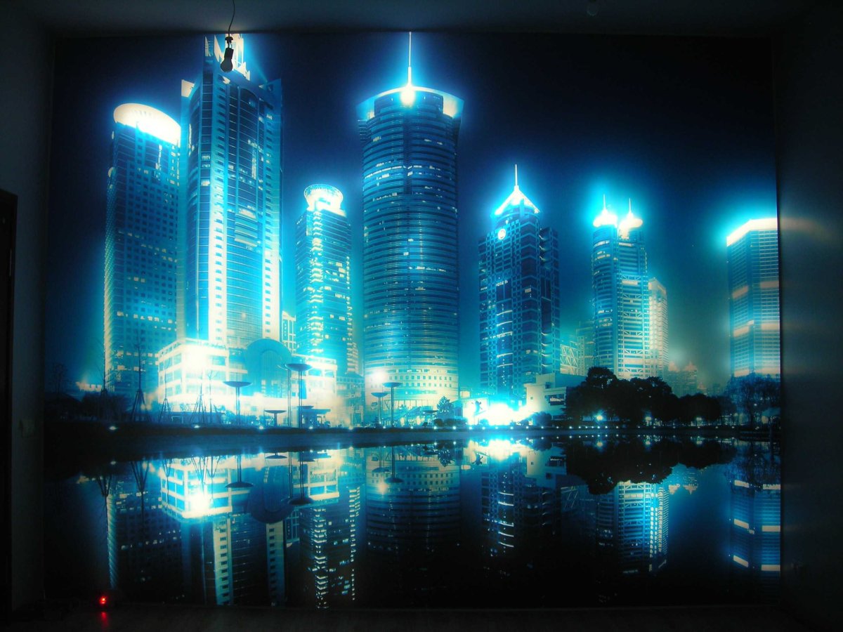 Рисунок на стене переходящий на потолок