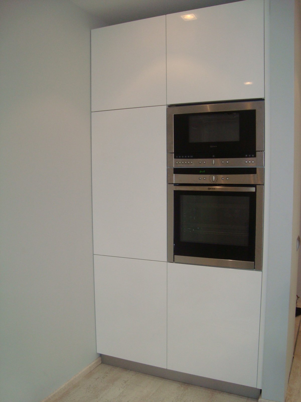 Пенал со встроенной духовкой и микроволновкой