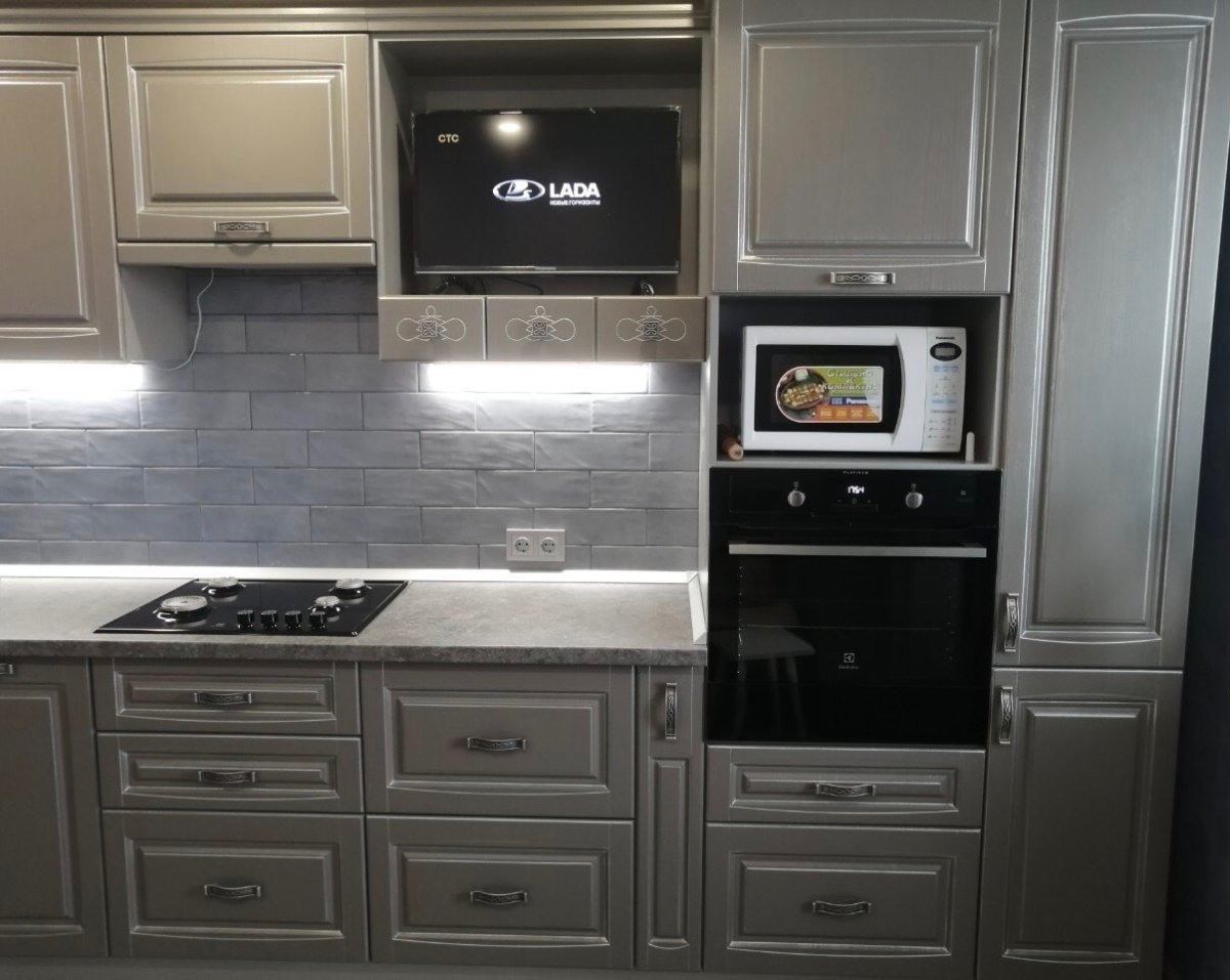 Кухня с пеналом в углу