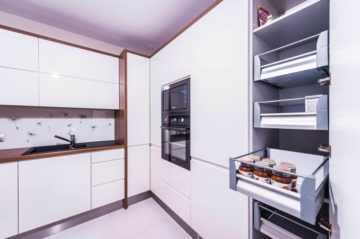 Белая кухня со встроенной техникой