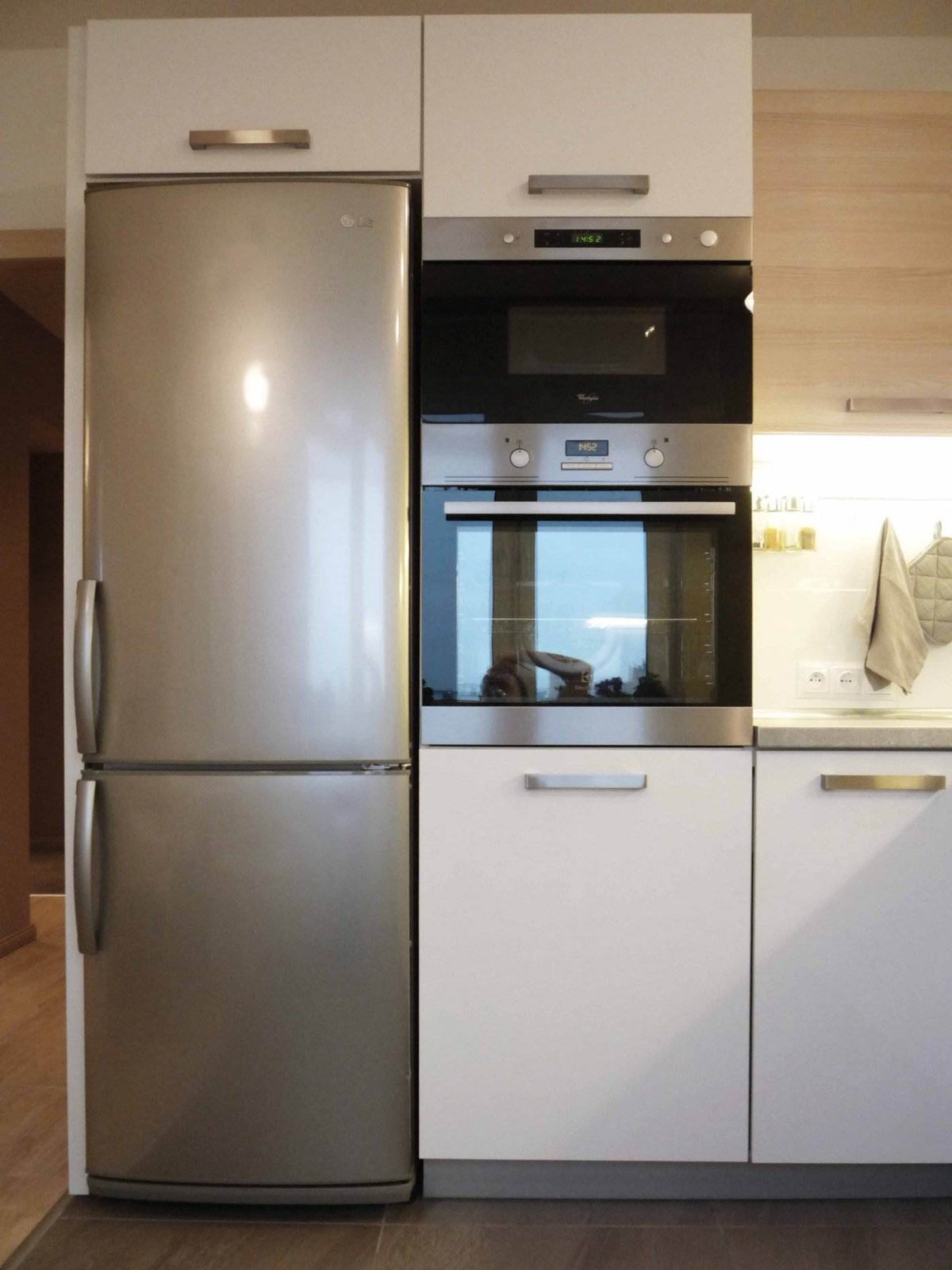 Угловая кухня с пеналом и холодильником