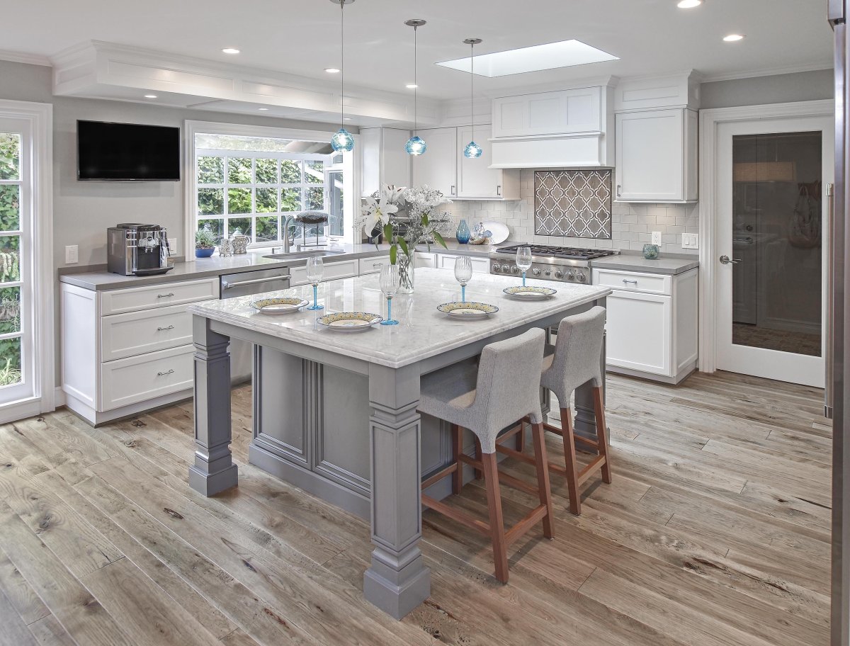 Бело серая кухня с островом