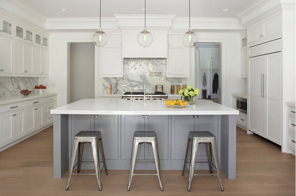 Светло серая кухня с островом