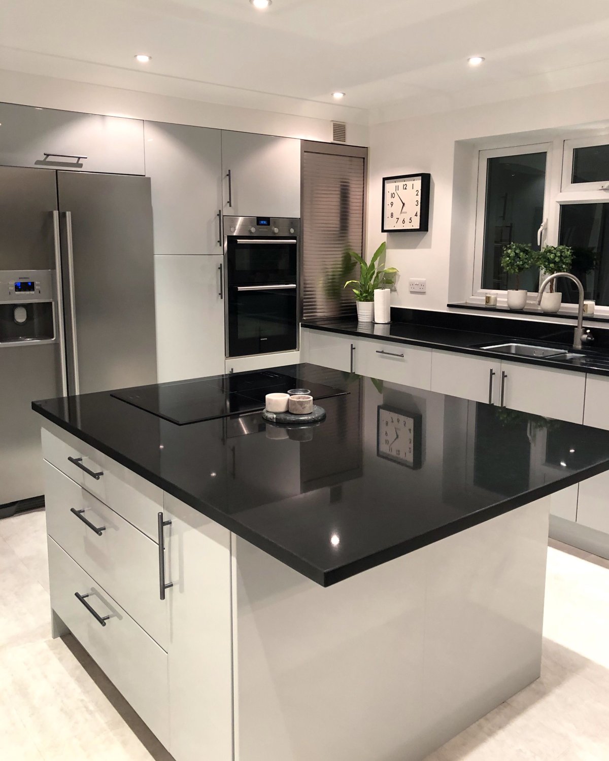 Серая островная кухня