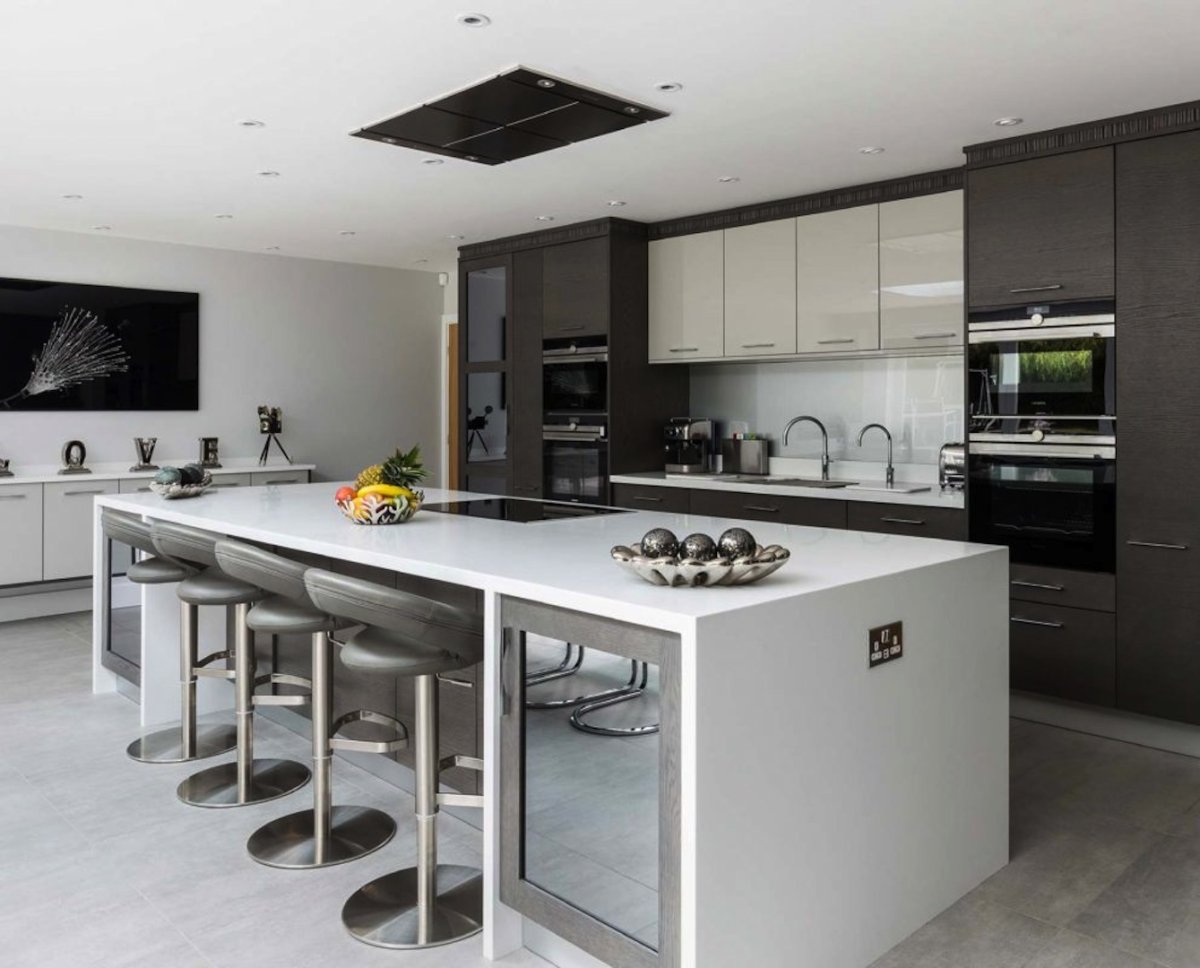 Кухня в сером стиле с островом