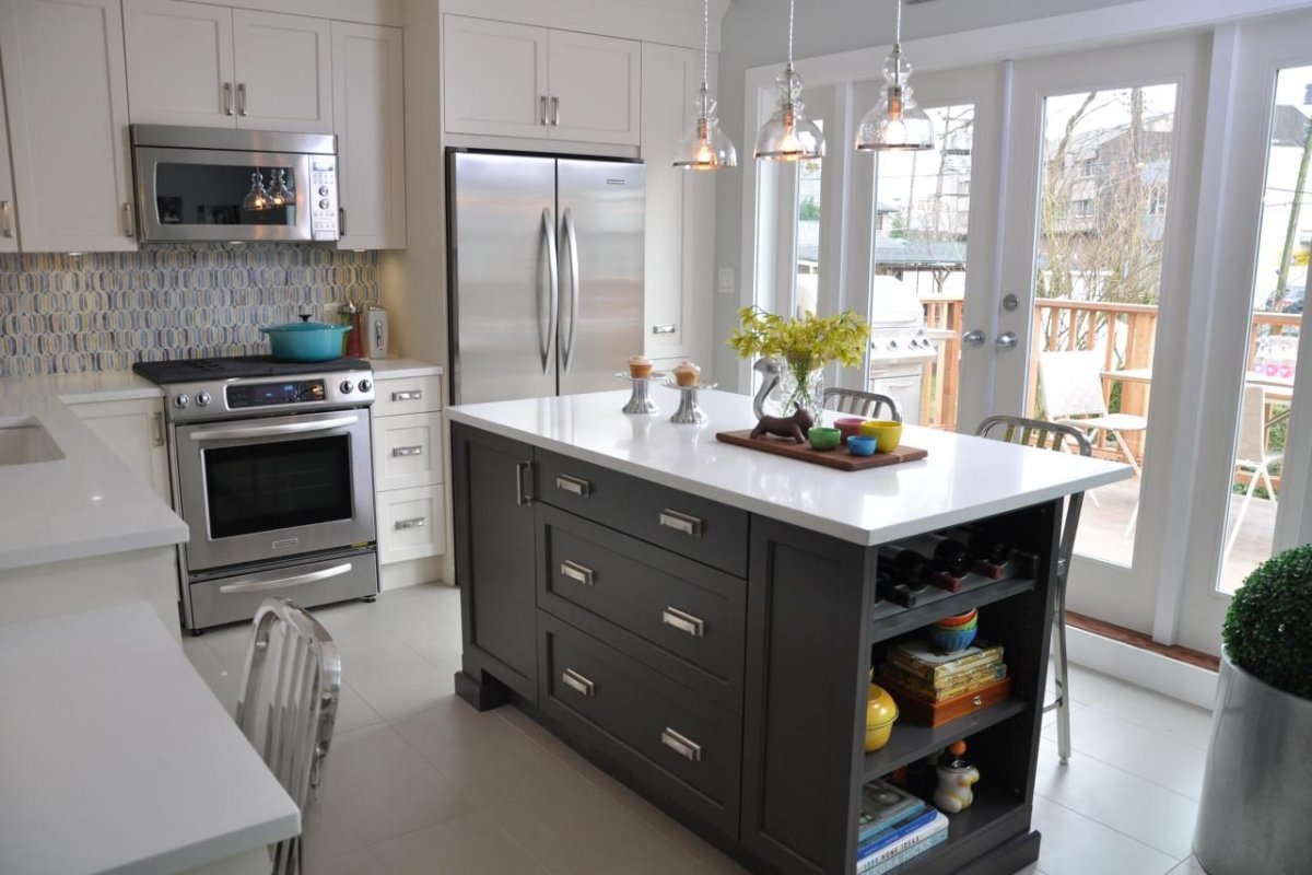 Маленькая кухня с островом серые фасады