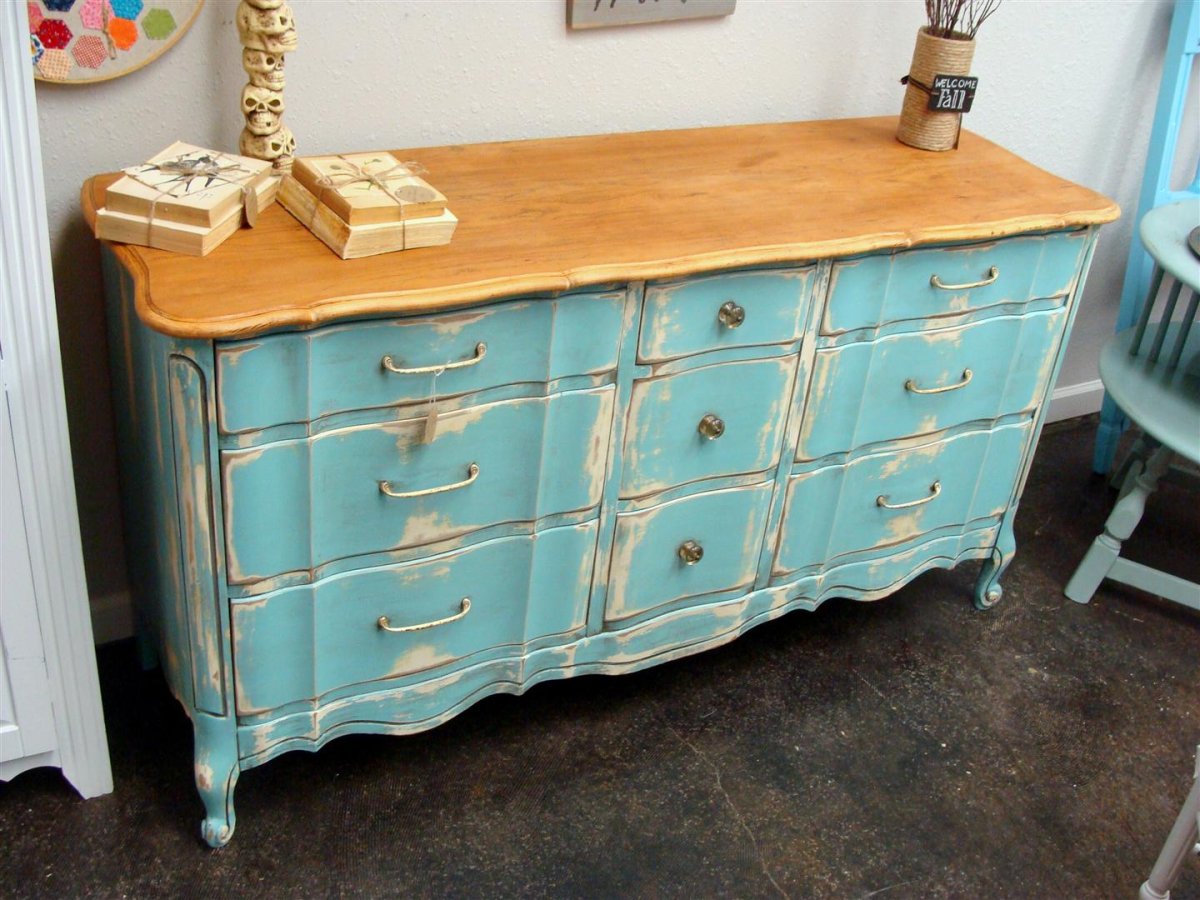 Бело желтая состаренная мебель