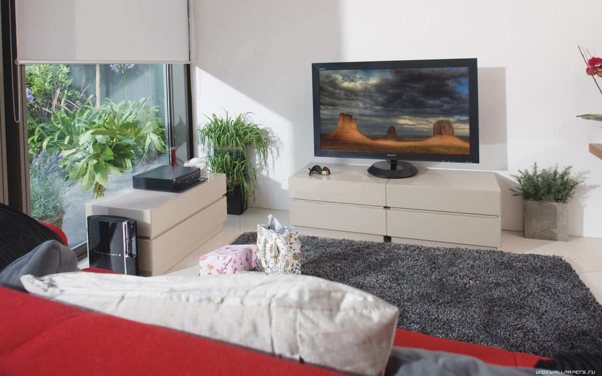 Стеклянная полка под телевизор на стену