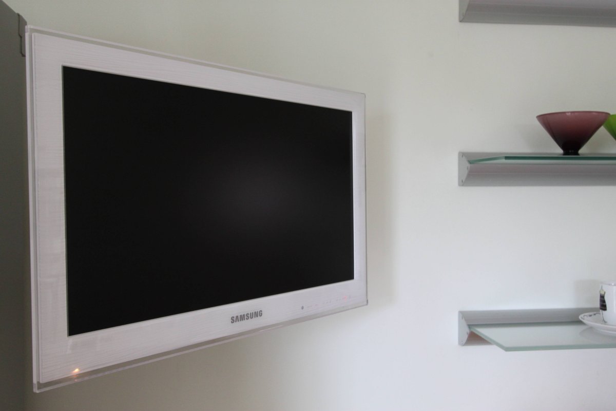 Телевизор в углу на кронштейне
