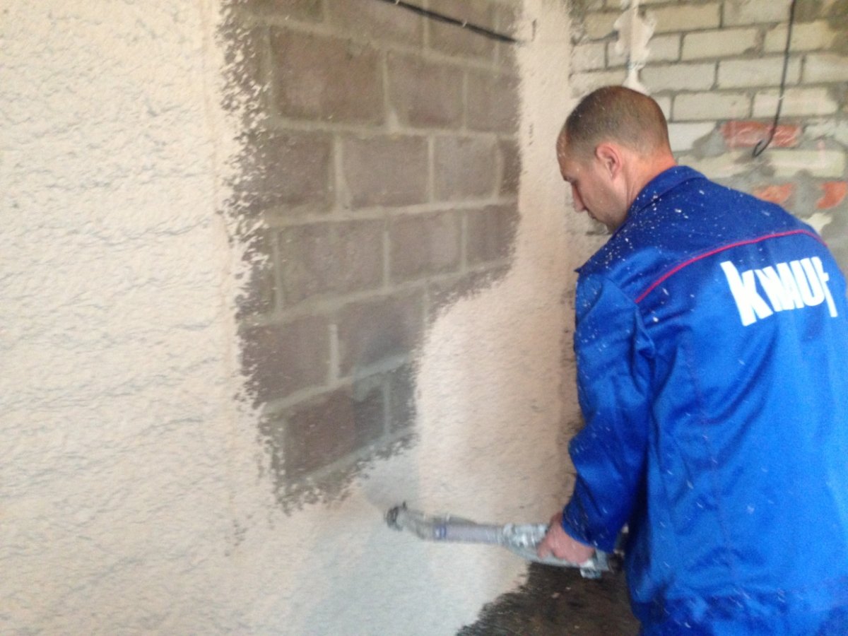 Механизированная штукатурка стен с глянцеванием