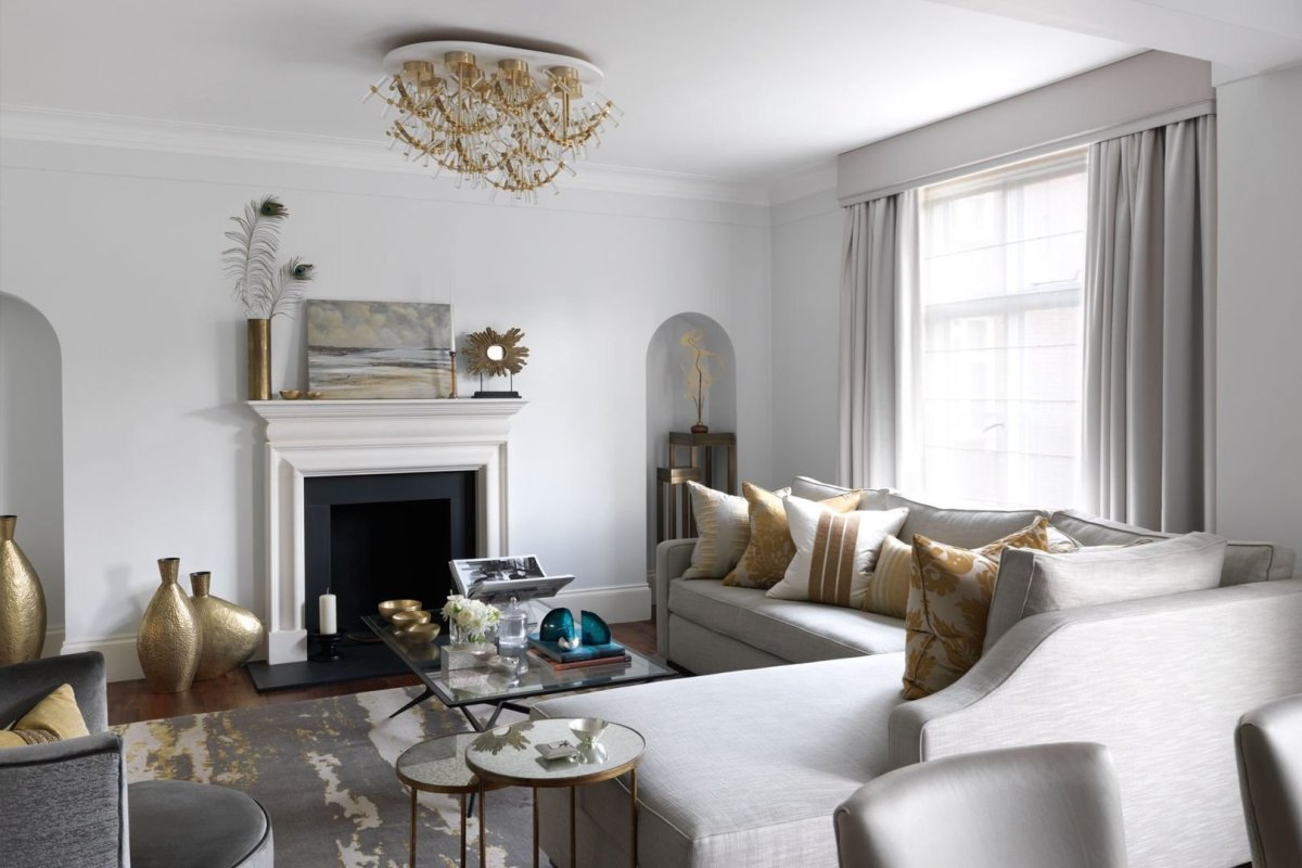 Серый с золотом в интерьере гостиной