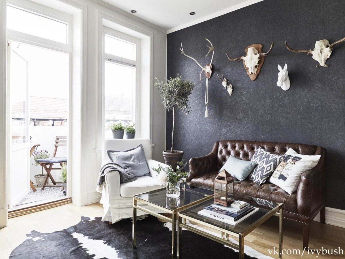 Шкуры на стене в интерьере