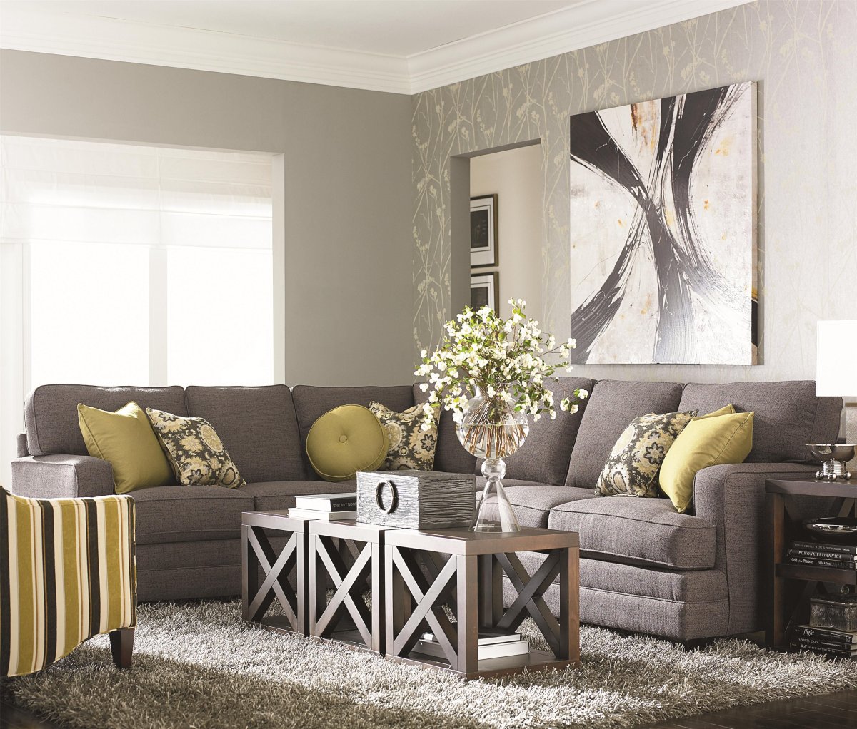 Комната с серым диваном