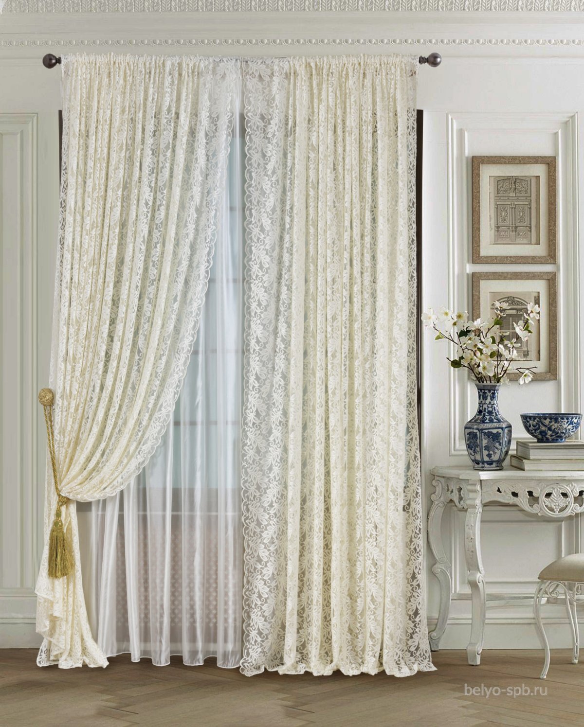 Шторы из бархата в интерьере гостиной в стиле