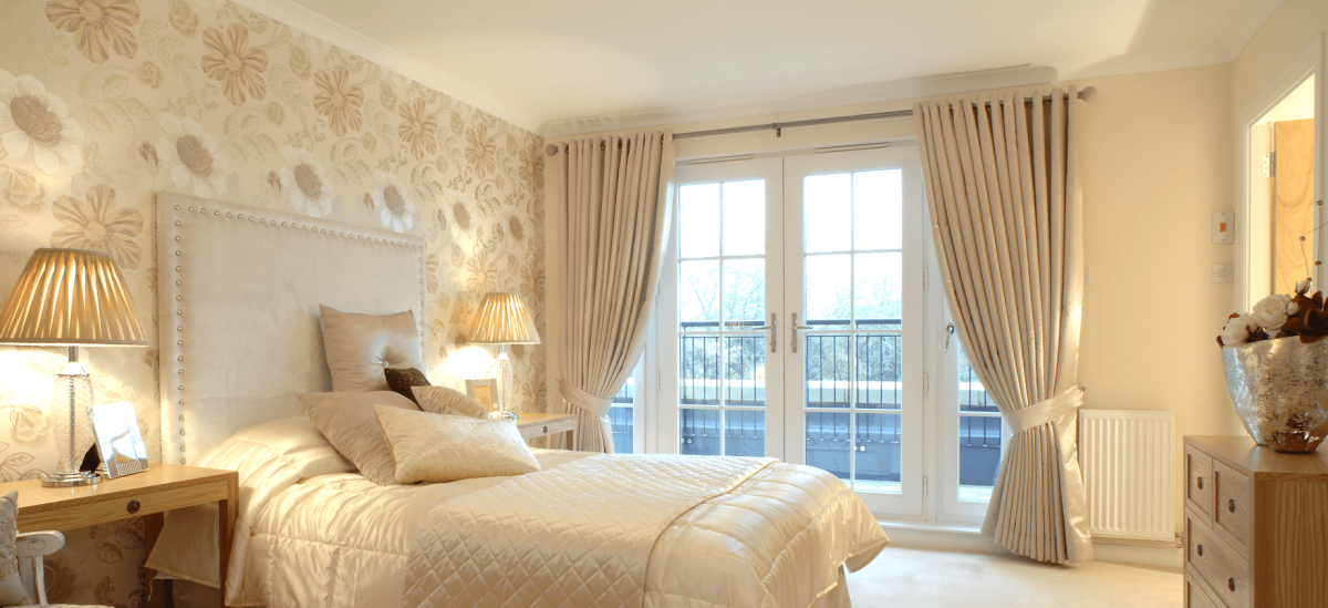 Интерьер комнаты с кроватью