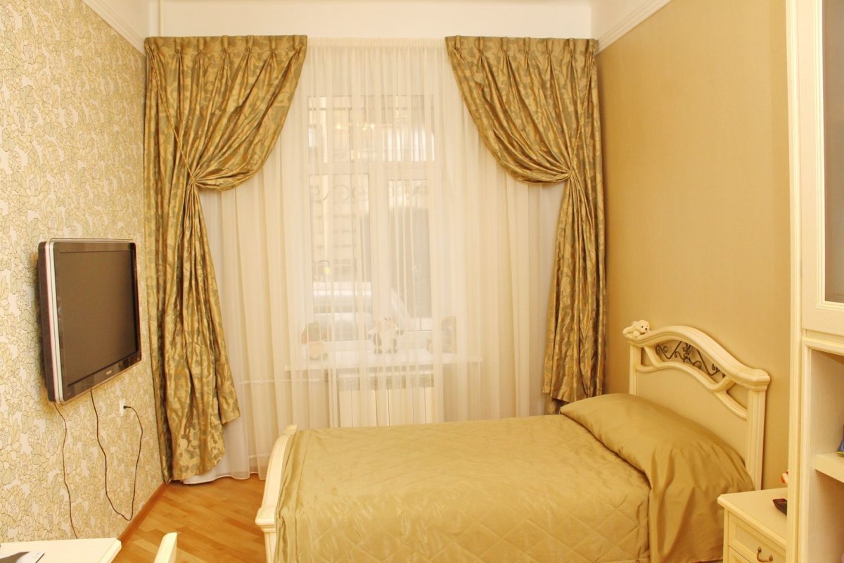 Шторы в спальню в современном стиле в бежевых