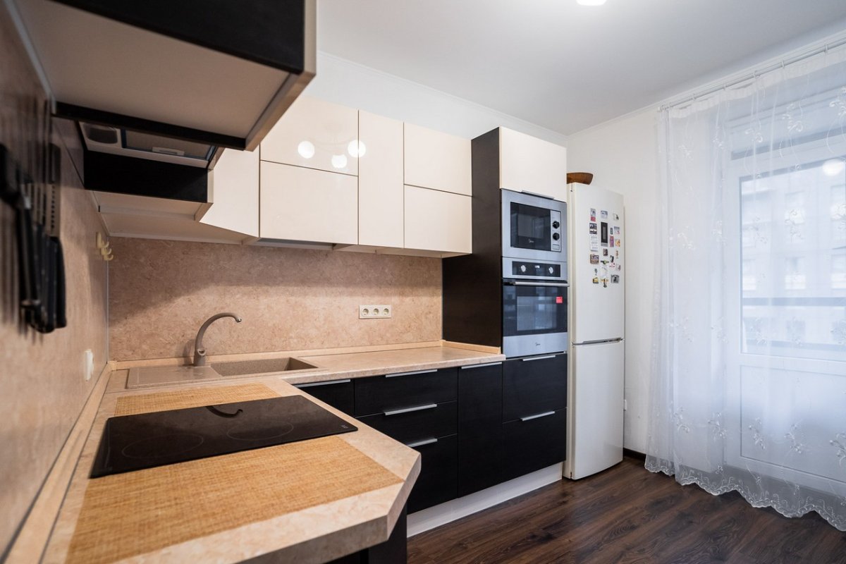 Белая кухня с черной столешницей