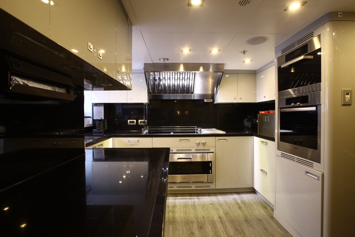 Кухня с темной столешницей