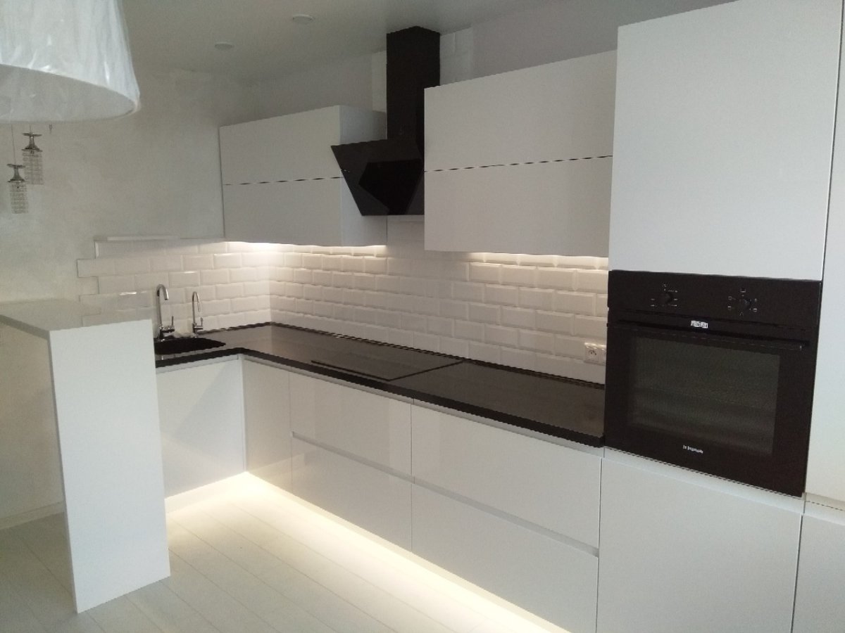 Угловые современные кухни без ручек