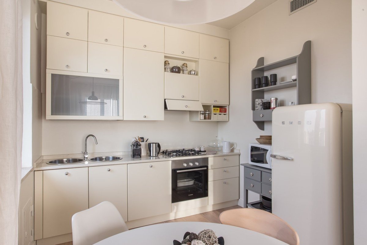 Бежевая кухня с черной столешницей