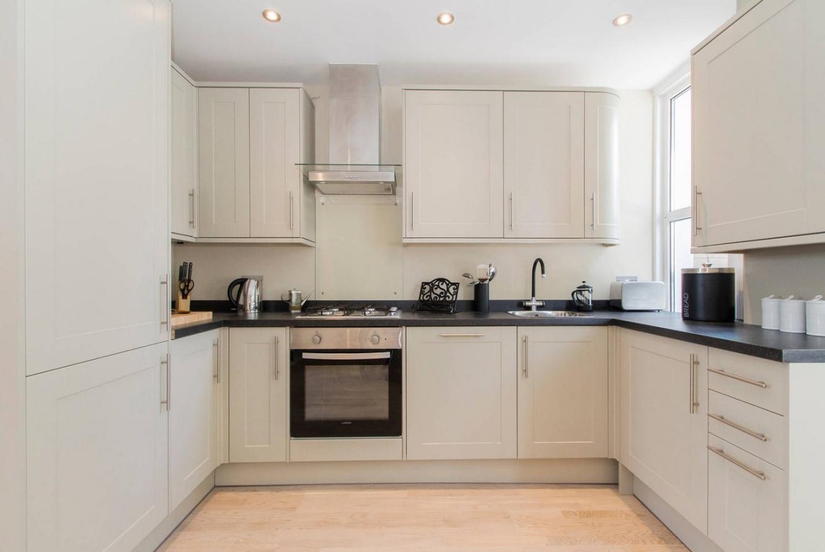 Черно бежевая кухня