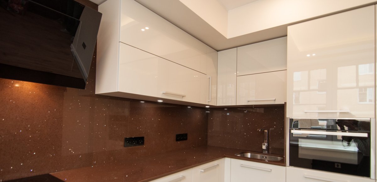 Бежевая кухня с черной столешницей