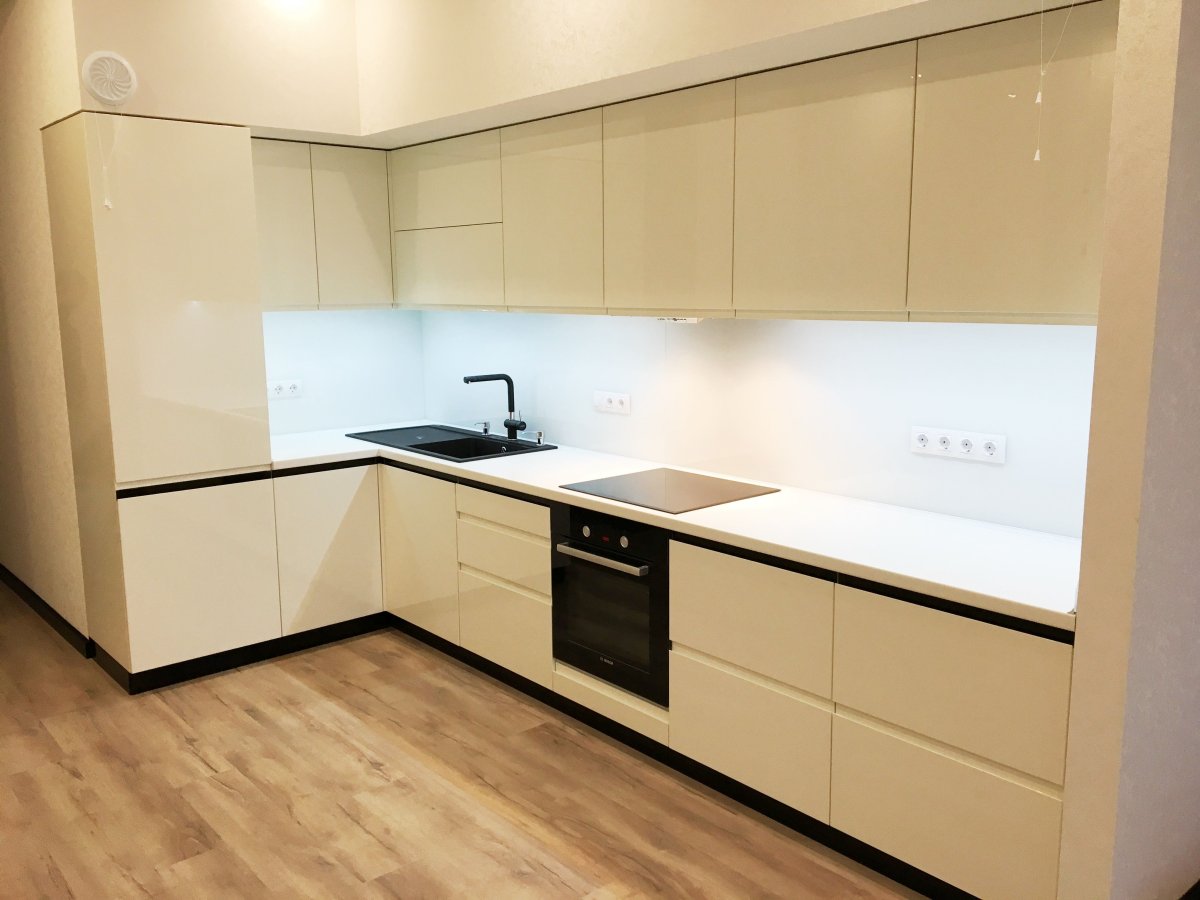 Кухня Верхние шкафы белые нижние темные