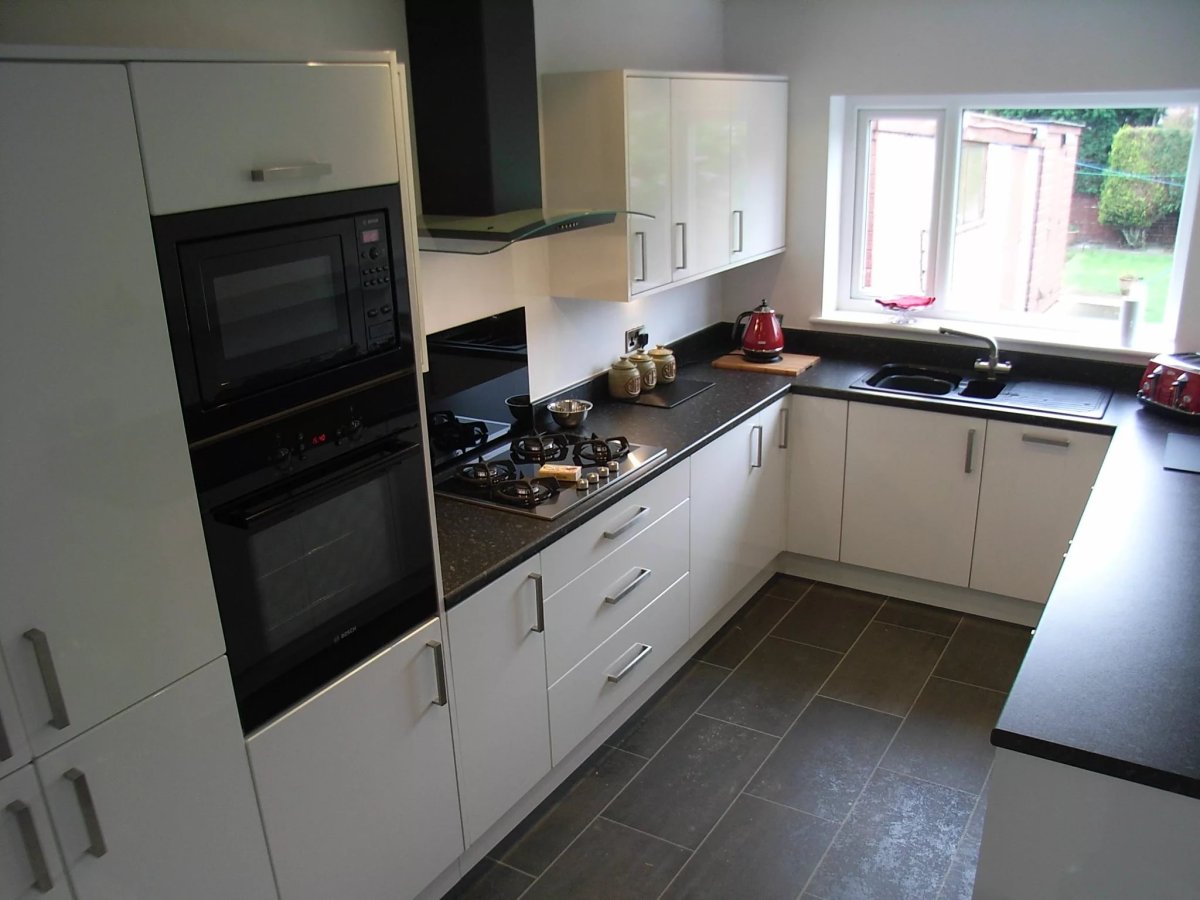 Бежевая глянцевая кухня