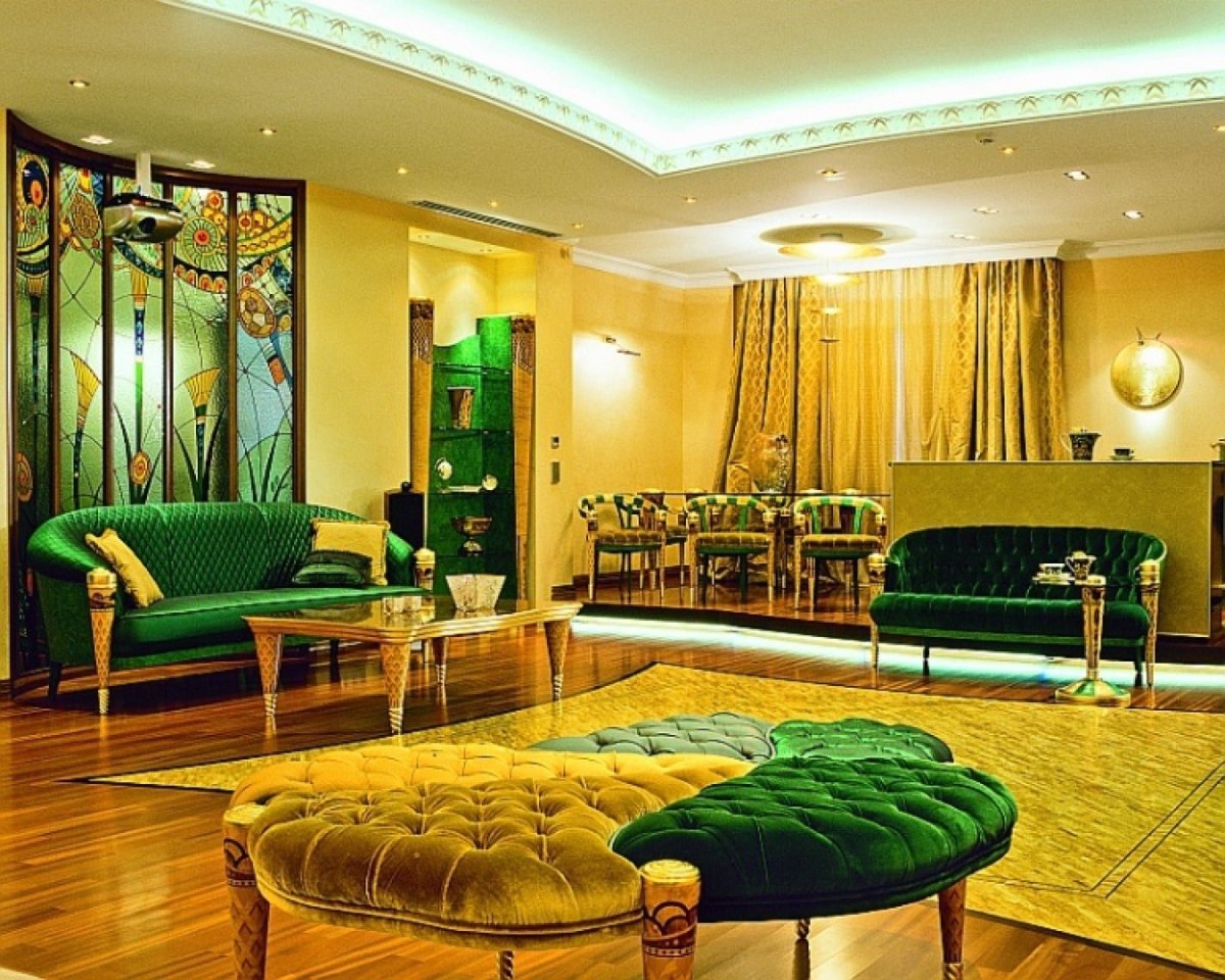 Спальня с зелеными шторами