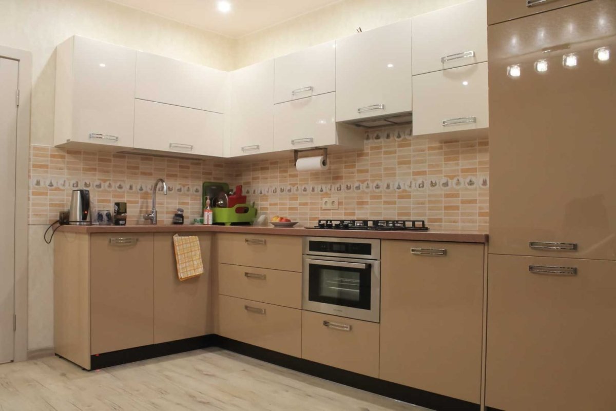 Светлая кухня с черным холодильником