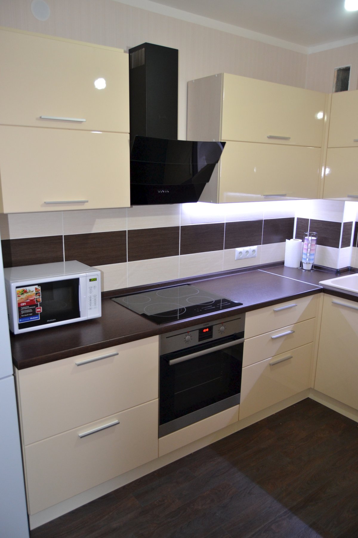 Бежевая кухня, столешница темное дерево