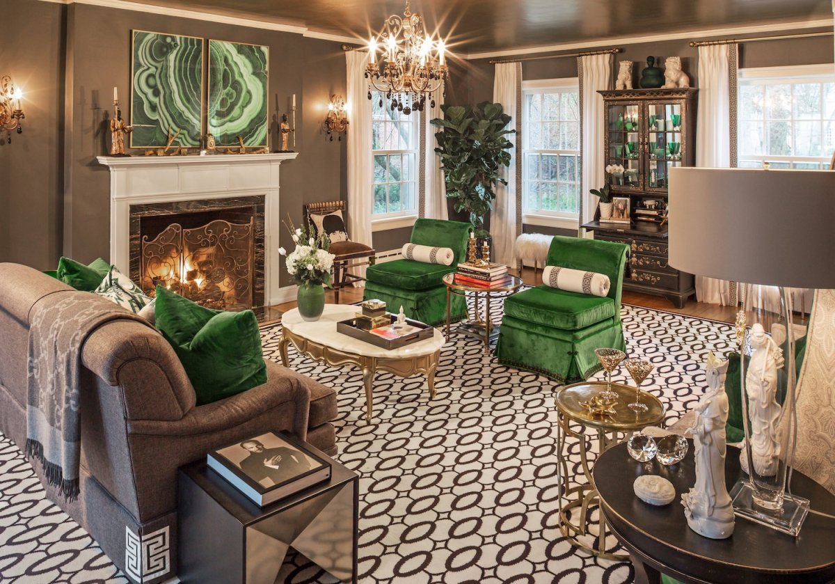 Шторы изумрудного цвета в интерьере гостиной