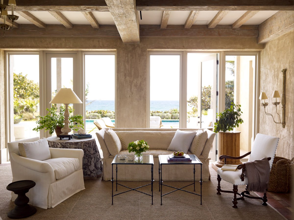 Размещение коллекций в интерьере у камина