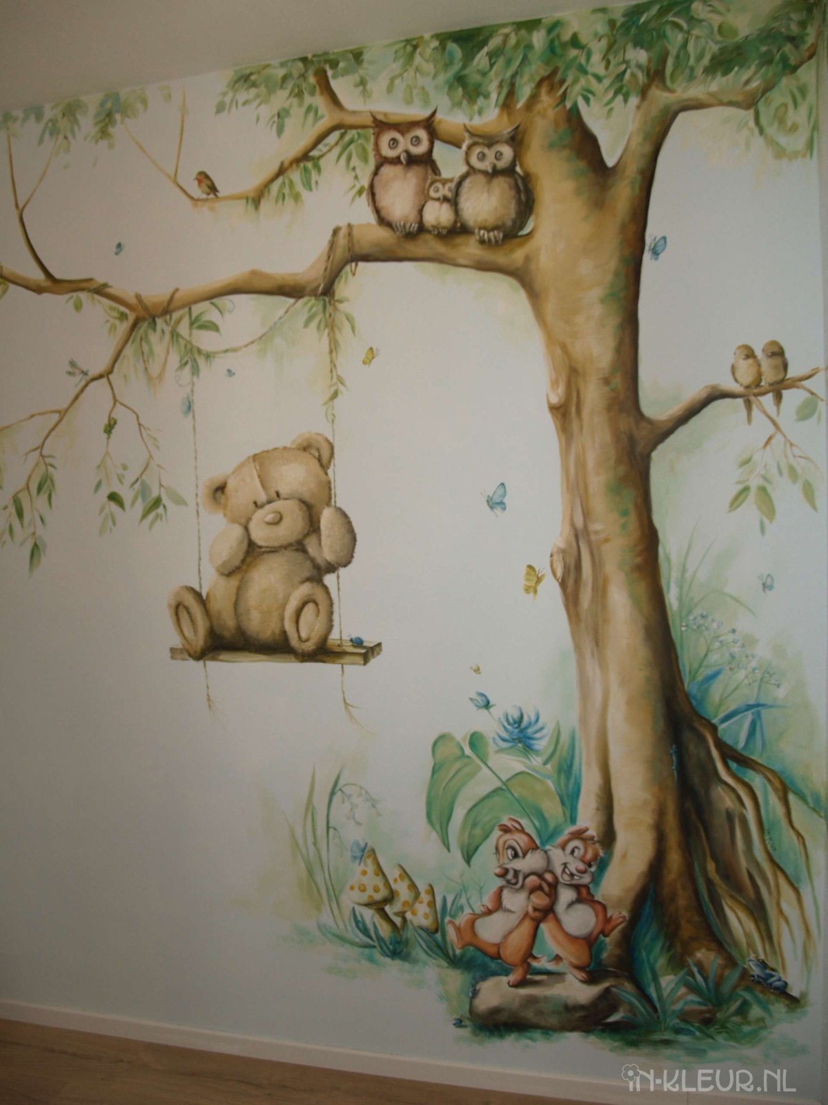 Силуэт дерева на стене